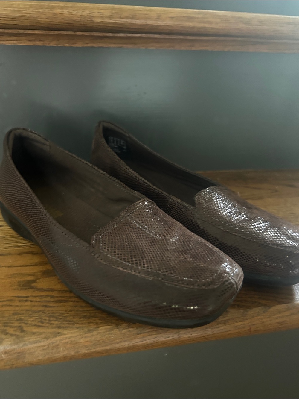 Clarks Cushion soft Women’s Dark Brown Textured Slip-On Loafers
8M/39M
